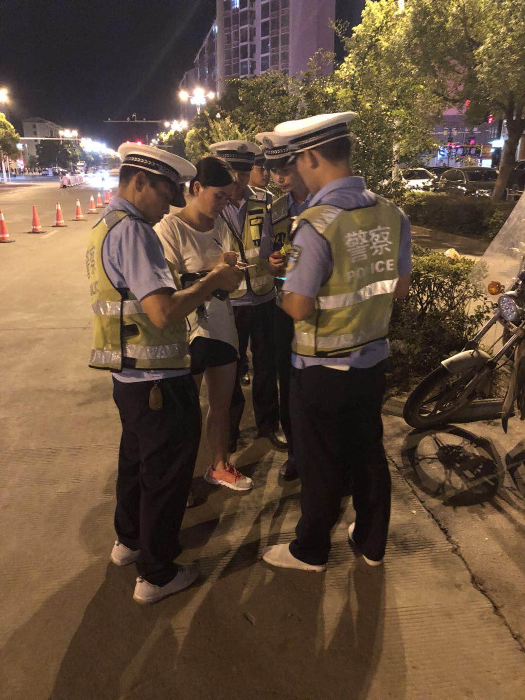 最新交警夜查视频,最新交警夜查视频，探索小巷中的隐藏宝藏——一家特色小店的故事