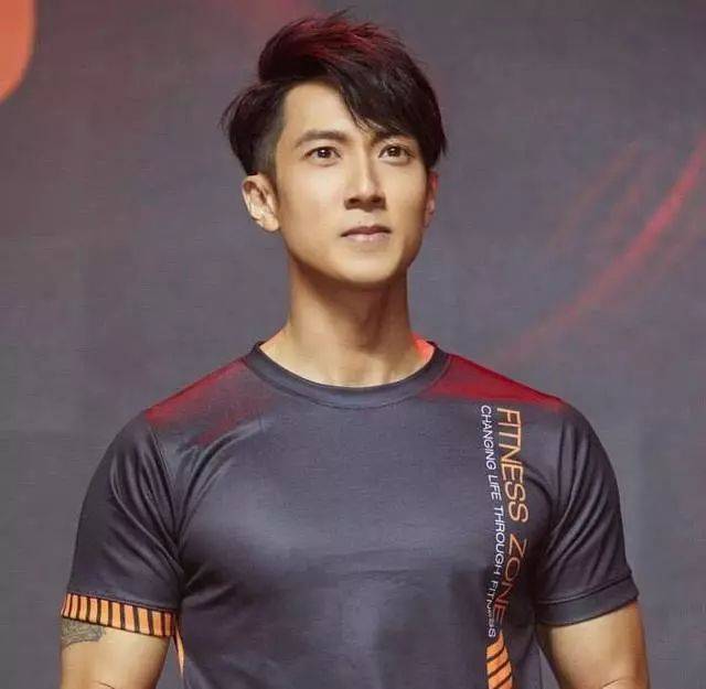 健身明星男的自然探索之旅，内心宁静与力量的追寻