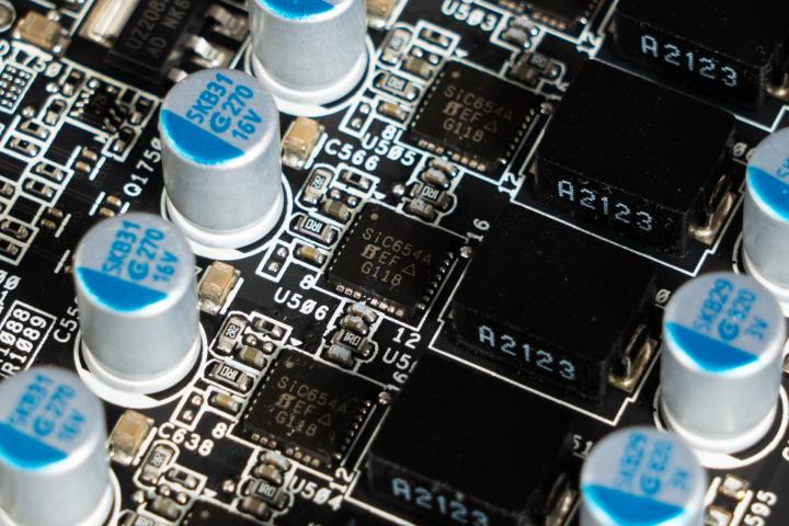 A卡最新RX系列，学习变革中的自信闪耀之选