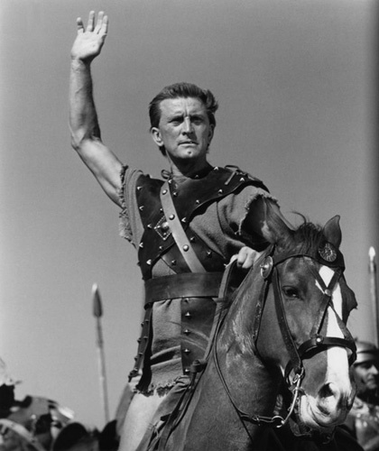 斯巴达克斯演员离世与巷弄深处的特色小店探索