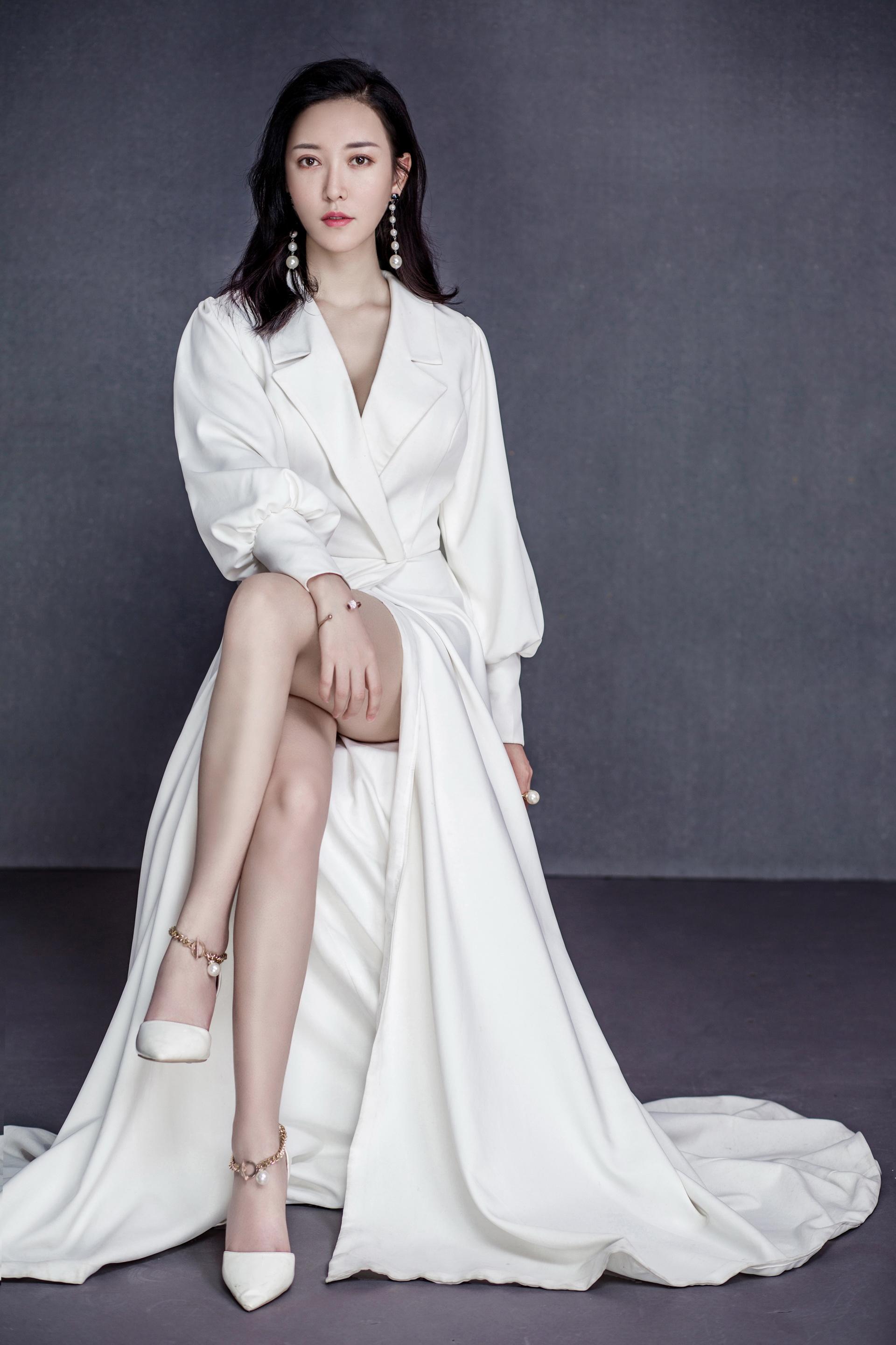 王雨纯最新写真揭秘小巷风情与隐藏特色小店