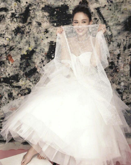 明星婚纱之旅，自然美景中的浪漫探索