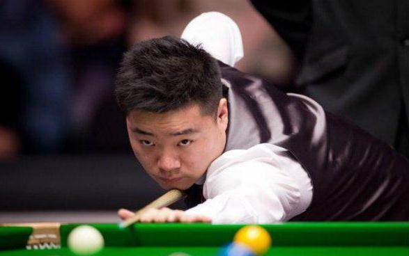 丁俊晖和潘晓婷比赛