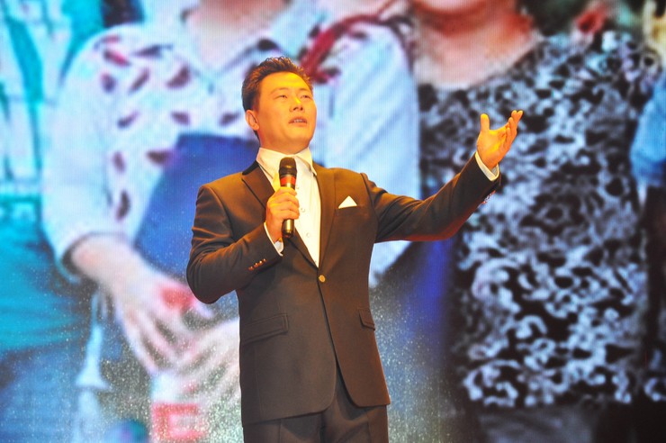 浩东，演艺之路的闪耀之星