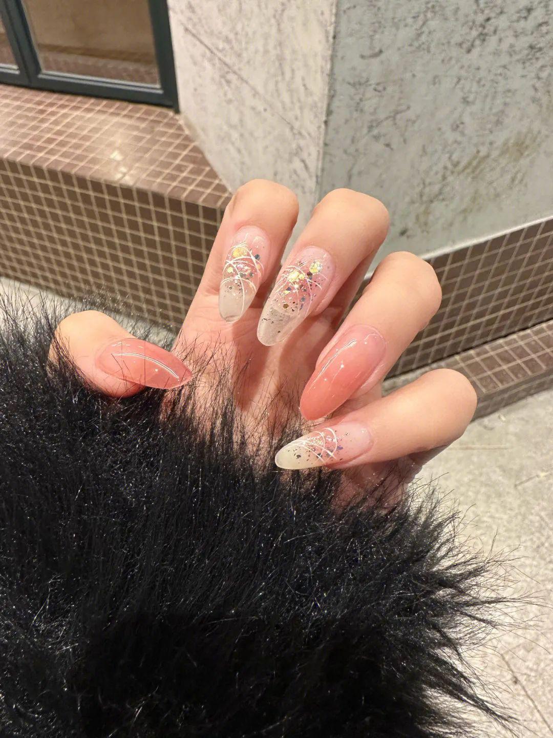 小巷深处的色彩魅力，最新美甲图片探索集萃